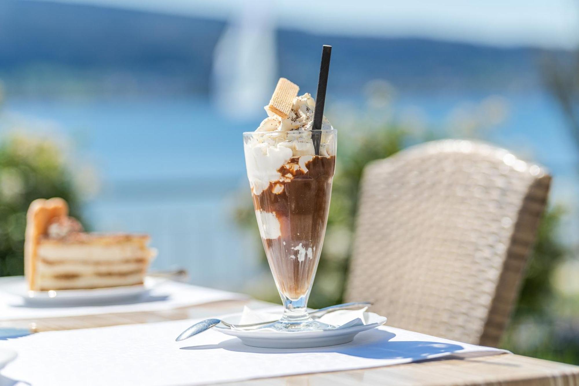 Strandhotel Loechnerhaus Reichenau Buitenkant foto