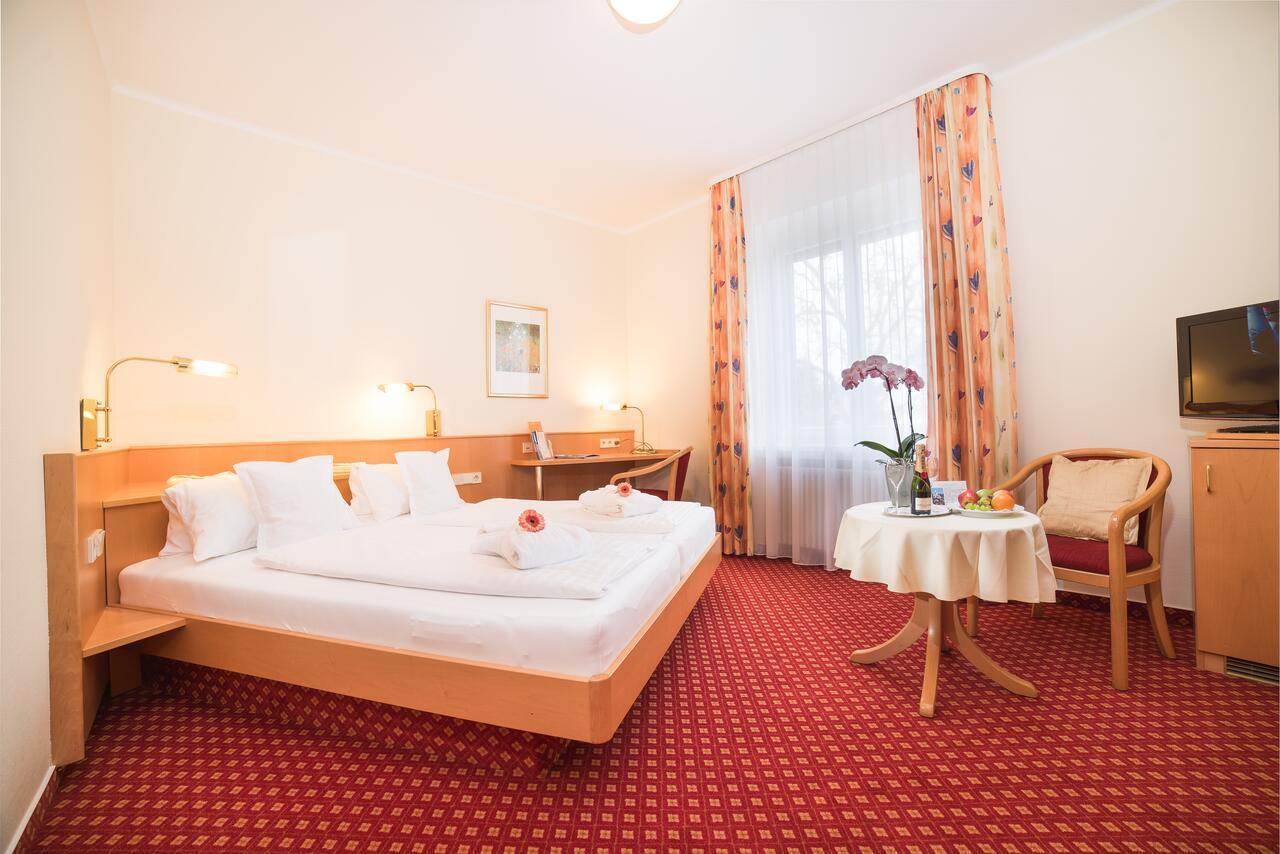 Strandhotel Loechnerhaus Reichenau Buitenkant foto