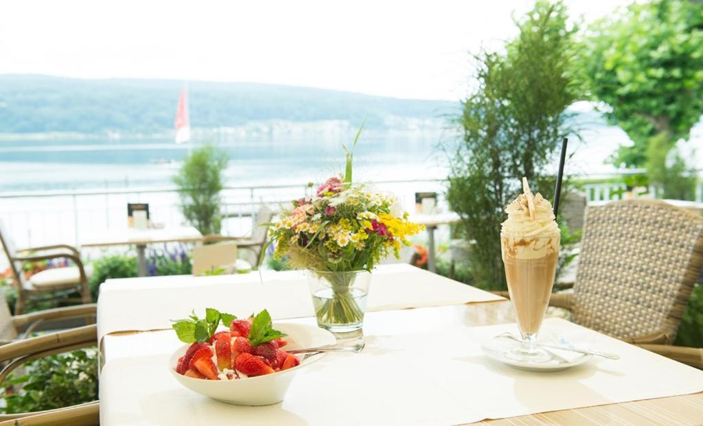Strandhotel Loechnerhaus Reichenau Buitenkant foto