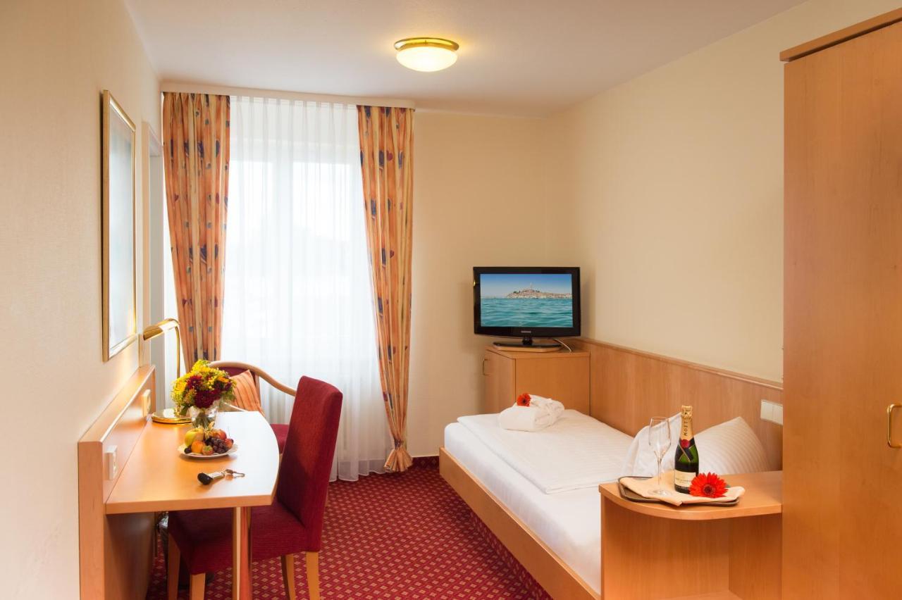 Strandhotel Loechnerhaus Reichenau Buitenkant foto